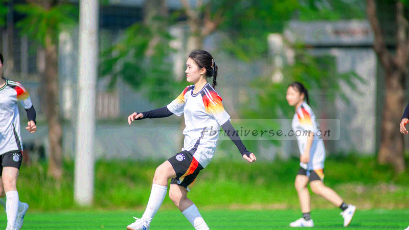 网球场灯光与球路轨迹
